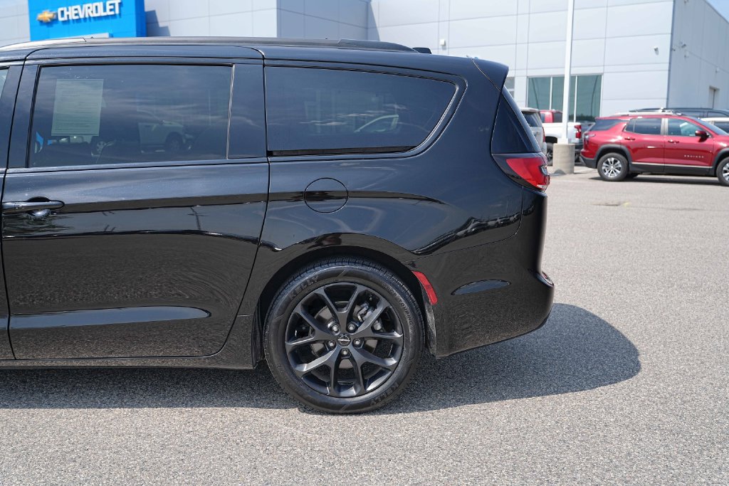 Used 2025 Chrysler Pacifica Limited FWD image 13