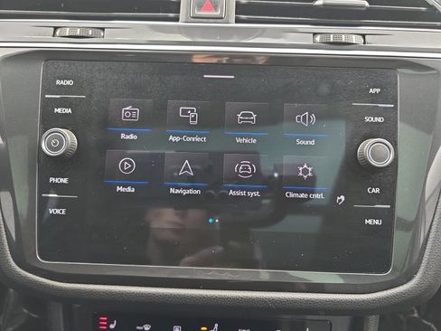 Used 2022 Volkswagen Tiguan SE w/ Panoramic Sunroof Package image 26