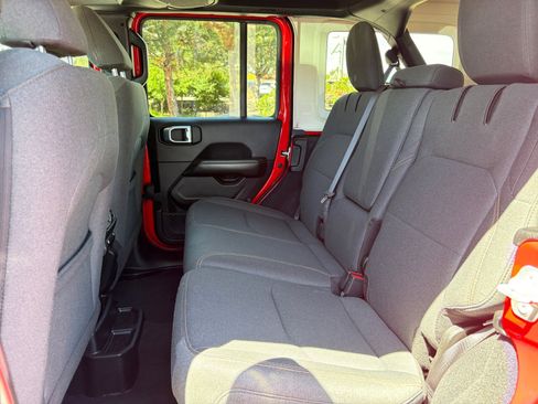 Used 2024 Jeep Wrangler Unlimited Sahara AWD/4WD image 18
