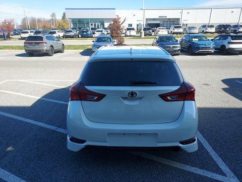 Used 2018 Toyota Corolla iM image 4