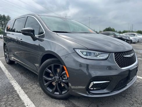 Used 2022 Chrysler Pacifica Touring-L w/ Uconnect Theater Family Group FWD image 1