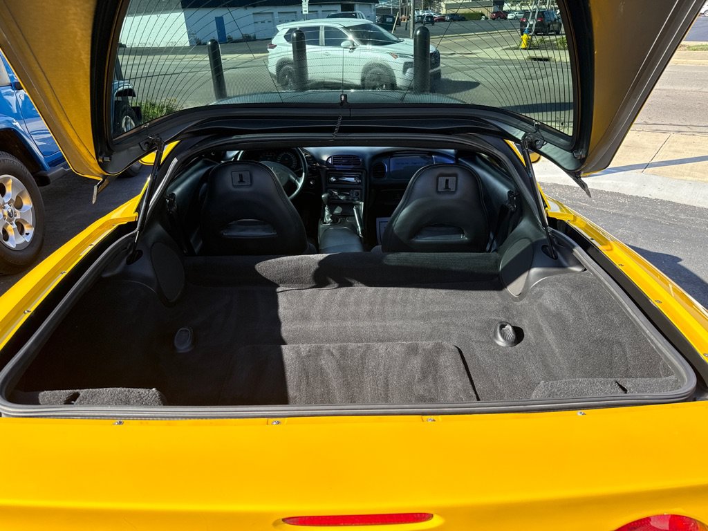 Used 2000 Chevrolet Corvette Coupe w/ Roof Pkg RWD image 9