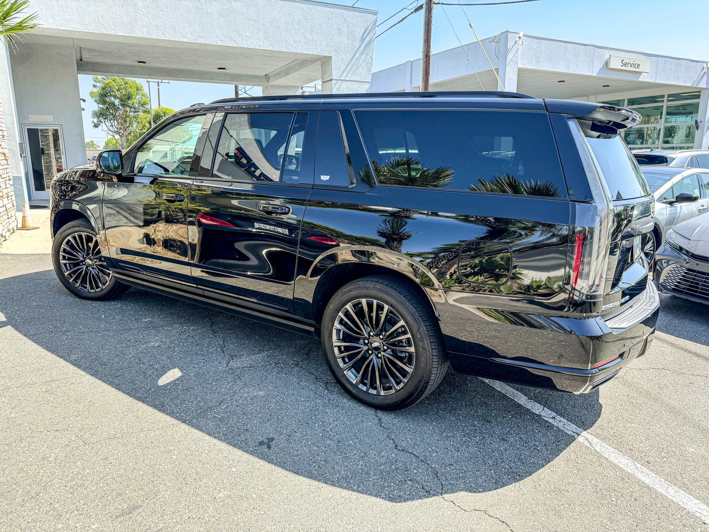 Used 2025 Cadillac Escalade ESV Sport Platinum AWD/4WD image 4