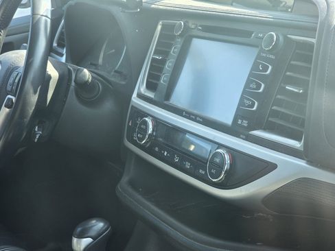 Used 2018 Toyota Highlander SE image 18
