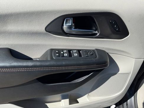 Used 2020 Chrysler Pacifica Touring-L Plus w/ Advanced Safetytec Group image 10