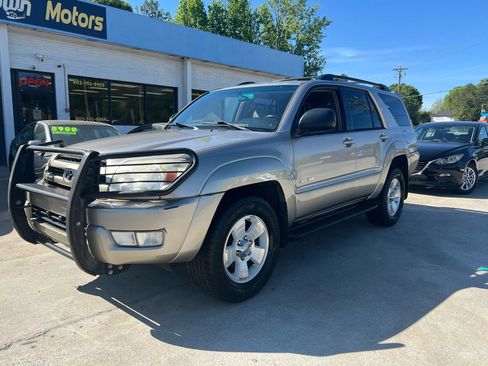 Used 2004 Toyota 4Runner SR5 AWD/4WD image 3