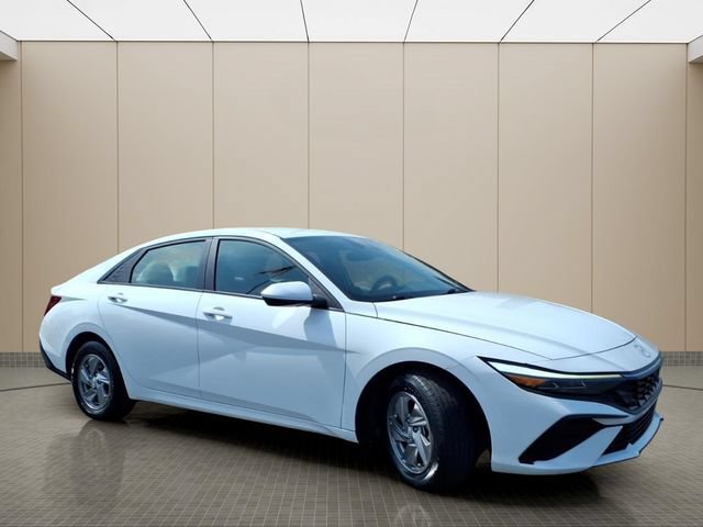 Used 2025 Hyundai Elantra SE FWD image 5