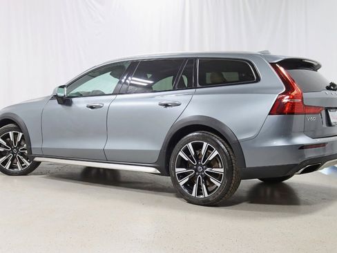 Used 2020 Volvo V60 T5 Cross Country image 9