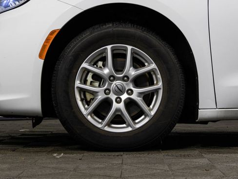 Used 2023 Chrysler Pacifica Touring-L image 40