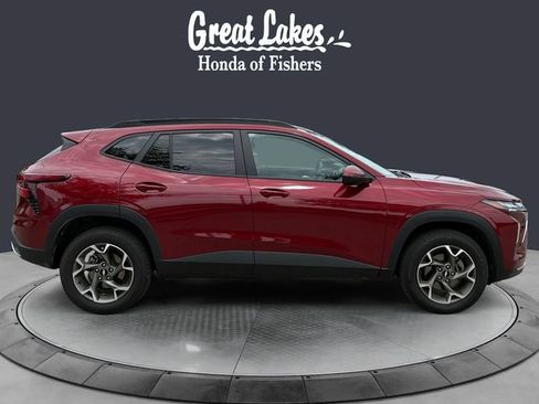 Used 2025 Chevrolet Trax LT FWD image 6