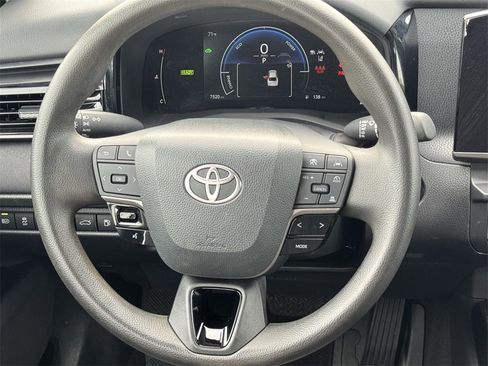 Used 2025 Toyota Camry LE image 8