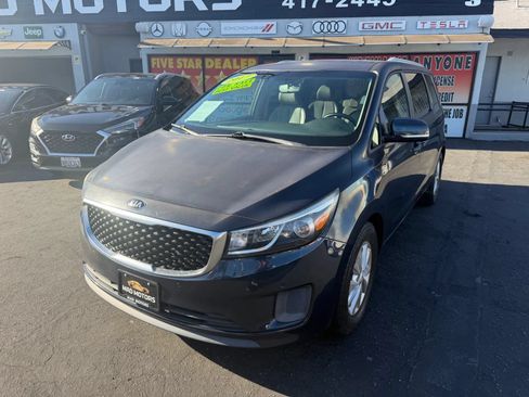 Used 2017 Kia Sedona LX w/ LX Essentials Premium Package FWD image 1