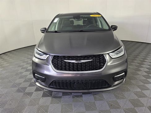 Certified 2023 Chrysler Pacifica Touring-L image 3