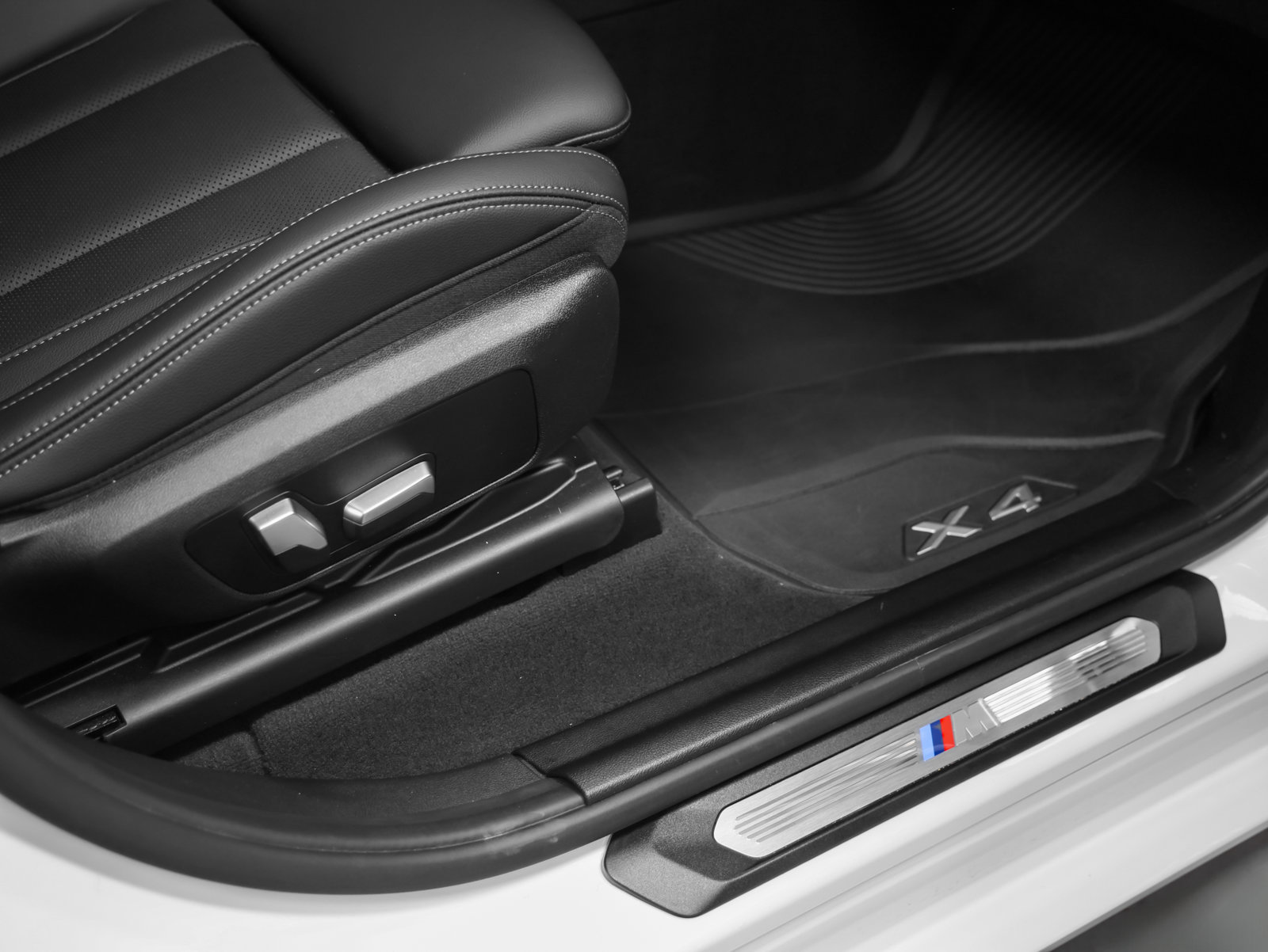 Used 2023 BMW X4 xDrive30i w/ M Sport Package AWD/4WD image 19
