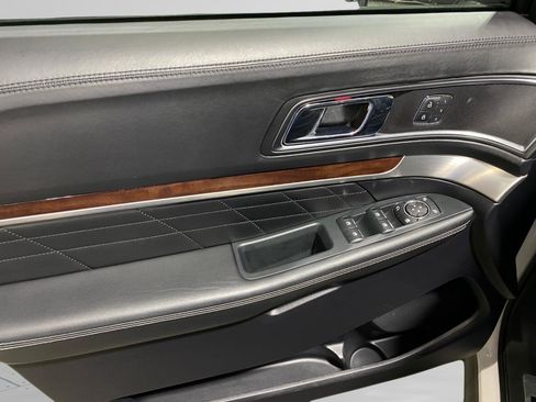Used 2019 Ford Explorer Platinum AWD/4WD image 8