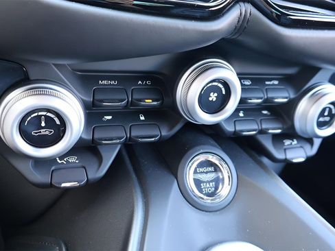 Used 2021 Aston Martin V8 Vantage Coupe image 23