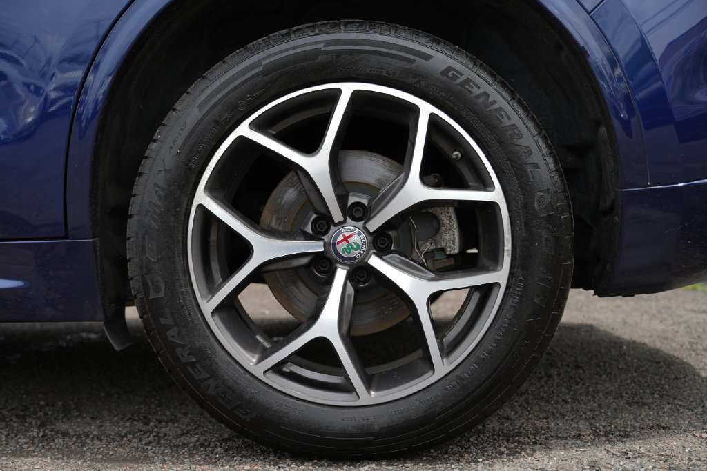 Used 2021 Alfa Romeo Stelvio Ti AWD/4WD image 14