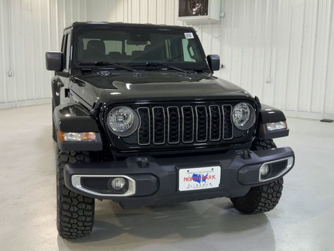 Used 2025 Jeep Gladiator Sport image 4