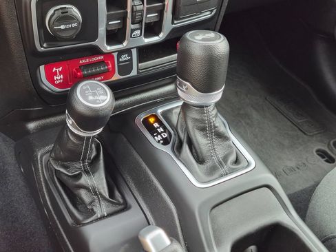 Used 2024 Jeep Wrangler Unlimited AWD/4WD image 17