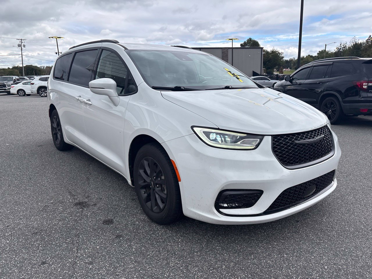 Used 2021 Chrysler Pacifica Touring w/ S Appearance Package FWD image 9