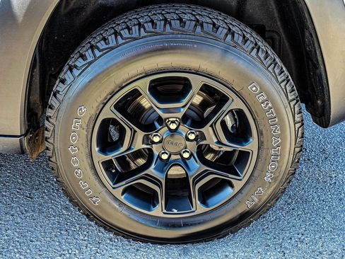 Used 2022 Jeep Cherokee Trailhawk w/ Trailer Tow Group image 9