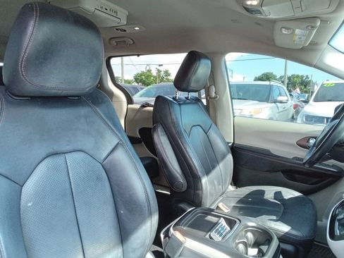 Used 2018 Chrysler Pacifica Touring-L FWD image 18
