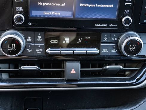 Used 2020 Toyota Highlander LE AWD/4WD image 19
