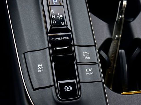 Used 2023 Toyota Crown Limited image 28