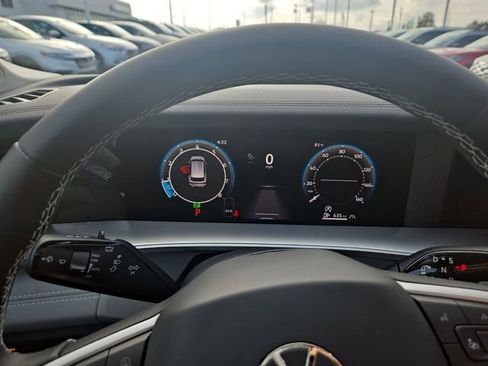 New 2025 Volkswagen Tiguan SE AWD/4WD image 18
