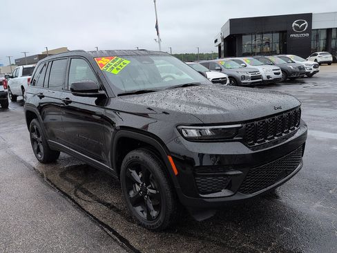 Used 2025 Jeep Grand Cherokee Altitude AWD/4WD image 1
