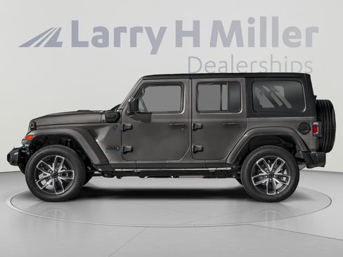 Used 2024 Jeep Wrangler Unlimited Rubicon 4xe w/ Technology Group AWD/4WD image 4