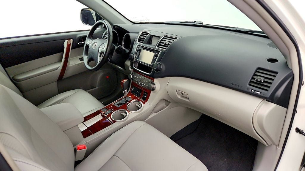 Used 2013 Toyota Highlander Limited FWD image 25