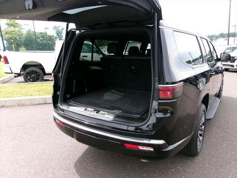 Certified 2024 Jeep Wagoneer L Series II w/ Flexible Seating Group AWD/4WD image 18
