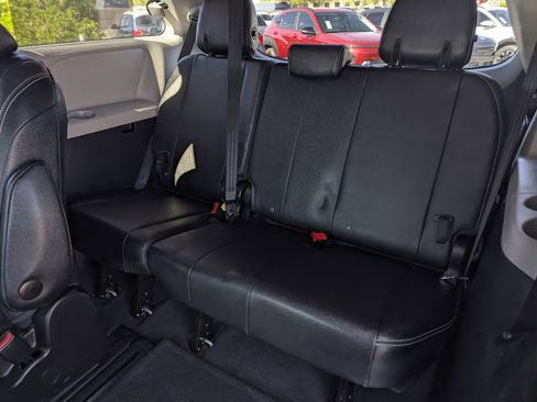 Used 2015 Toyota Sienna SE Premium FWD image 8