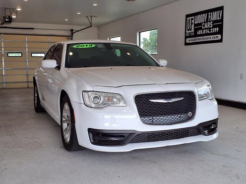 Used 2019 Chrysler 300 Touring w/ Driver Convenience Group RWD image 21