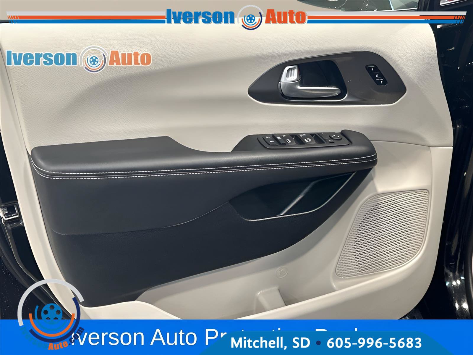 Used 2024 Chrysler Pacifica Touring-L AWD/4WD image 15