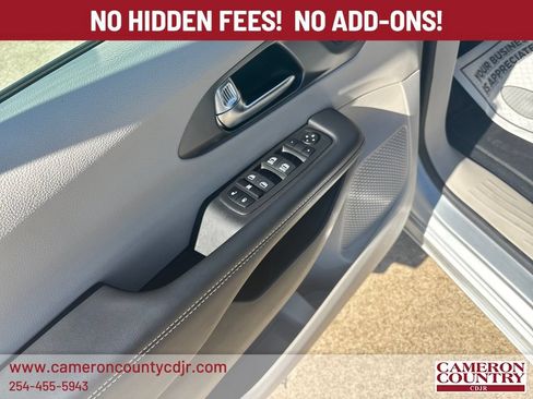 Used 2023 Chrysler Pacifica Touring-L FWD image 12
