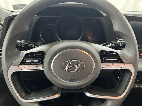 Used 2023 Hyundai Elantra SEL w/ Preferred Accessory Package FWD image 18