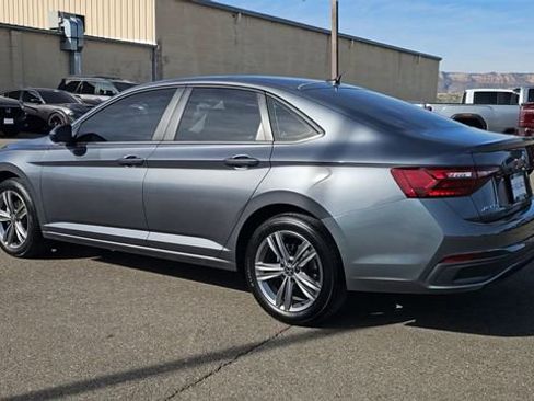 Used 2024 Volkswagen Jetta SE w/ Panoramic Sunroof Package image 6