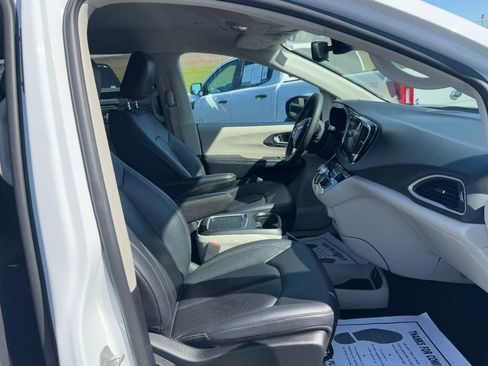 Used 2024 Chrysler Pacifica Touring-L FWD image 16