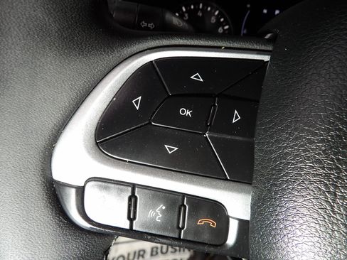 Used 2018 Jeep Renegade Latitude FWD image 18