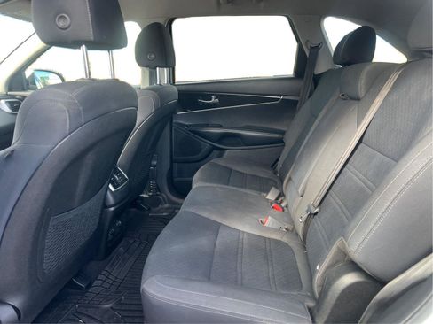 Used 2019 Kia Sorento LX image 11