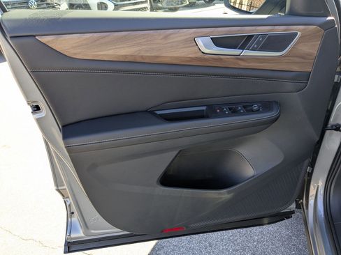 New 2026 Volkswagen Atlas SE image 11