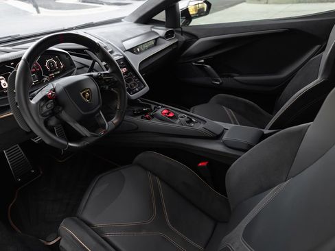 Used 2025 Lamborghini Revuelto AWD/4WD image 32