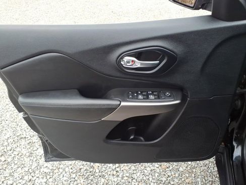 Used 2019 Jeep Cherokee Latitude Plus w/ Comfort/Convenience Group image 25