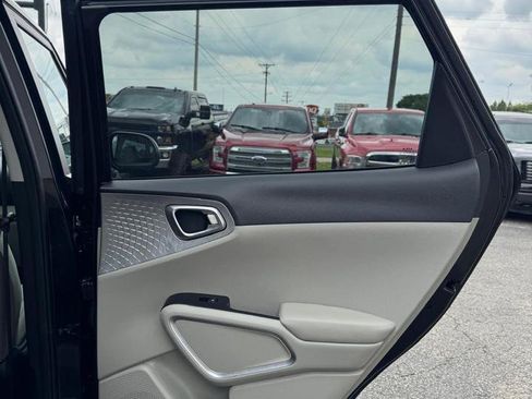 Used 2023 Kia Soul LX w/ LX Technology Package FWD image 21