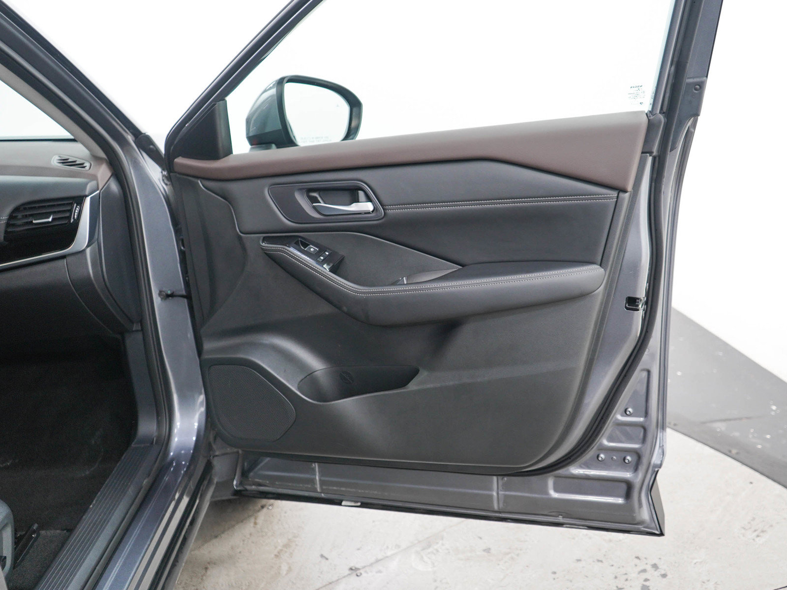 Used 2023 Nissan Rogue SL AWD/4WD image 9