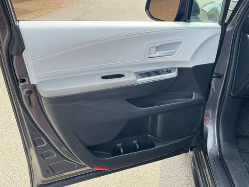 Used 2025 Toyota Sienna LE FWD image 11