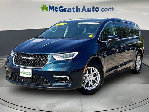 Used 2023 Chrysler Pacifica Touring-L FWD image 3