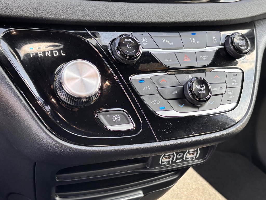 Used 2025 Chrysler Pacifica Select FWD image 16